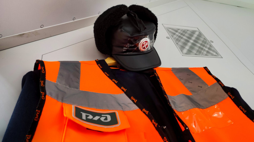 Форменная экипировка РЖД на демонстрационной вешалке