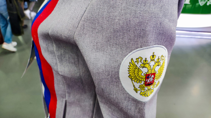 Нашивка герба России на форменном пиджаке на выставке ВДНХ