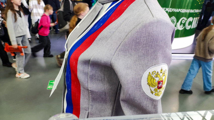 Форма с эмблемой России на стенде выставки «Россия»