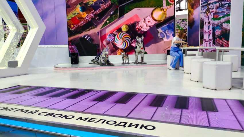 Интерактивная зона с напольными клавишами и подиумом со скульптурами волков