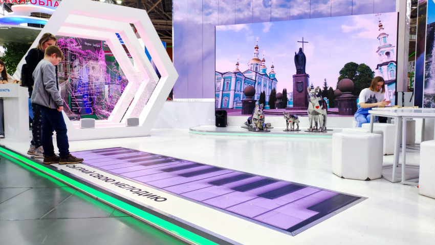 Интерактивные клавиши и мультимедийная зона стенда Тамбовской области