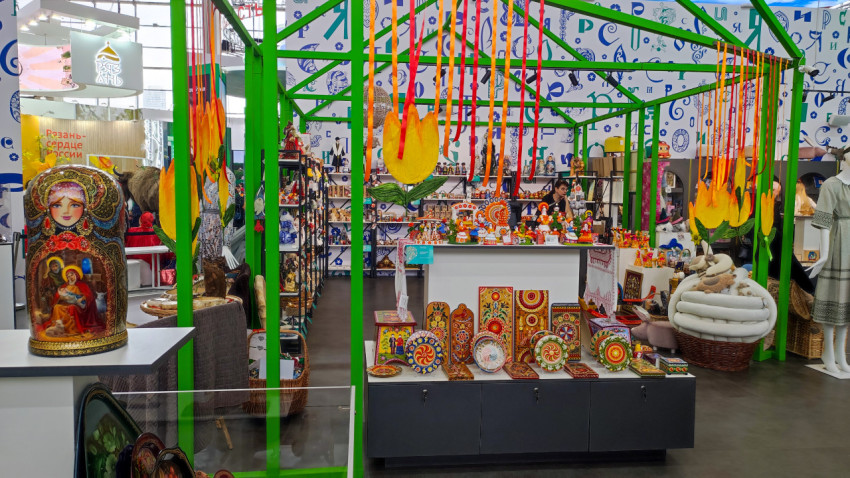 Торговая зона с народными сувенирами на выставке «Россия»