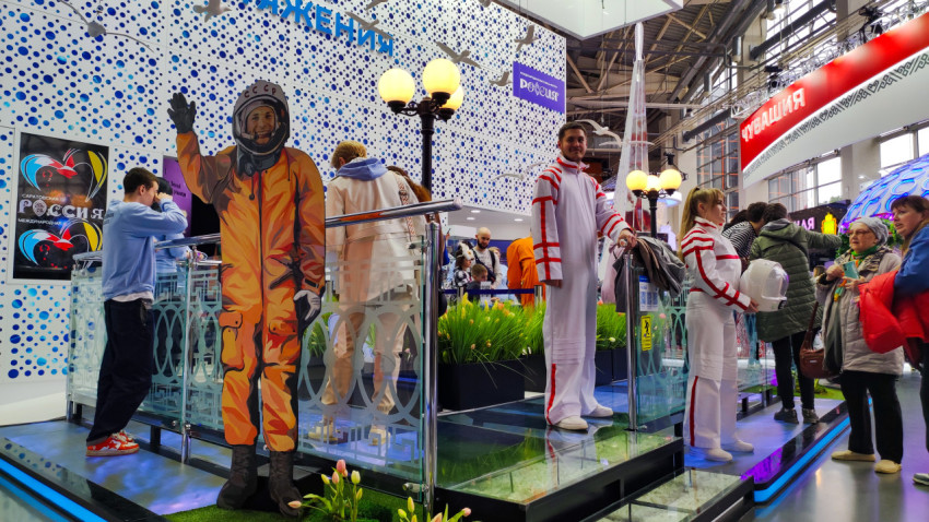 Экспозиция с тематикой космонавтики на стенде Саратовской области