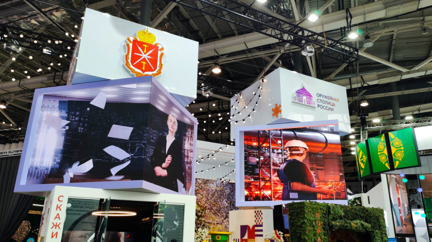 Световые кубы с медийным контентом на региональном стенде