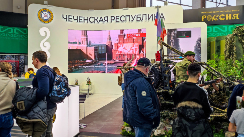 Стенд Чеченской Республики с видеопанелью и интерактивной зоной