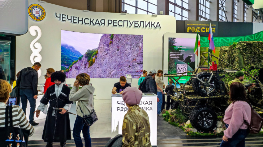 Национальные костюмы и багги на стенде Чеченской Республики