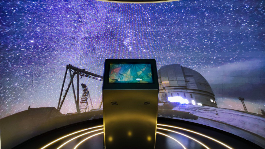 Интерактивная зона с панорамой звёздного неба и обсерваторией