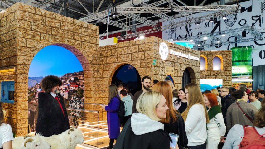 Стенд Республики Дагестан с каменными арками и посетителями