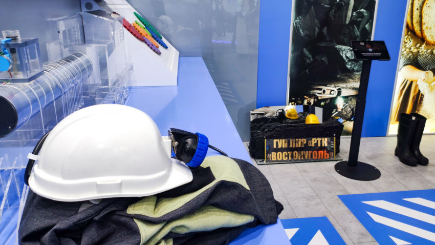Белая защитная каска и макеты на техническом стенде ЛНР