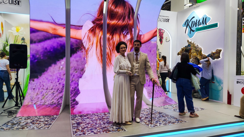 Актёры в исторических костюмах на стенде Республики Крым