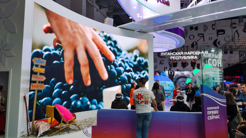 Стенд Краснодарского края с видеорядом об агросекторе и зоной VR-демонстрации