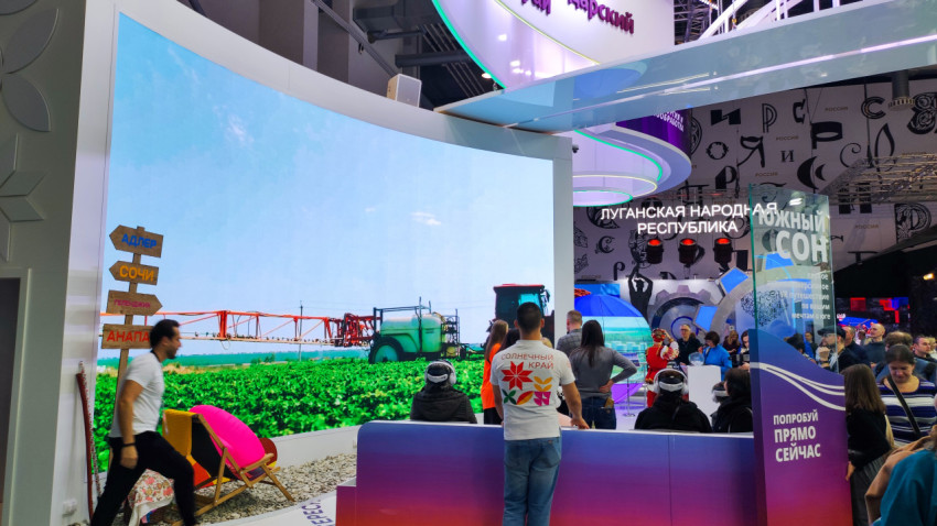 Стенд Краснодарского края с видеорядом сельхозтехники и зоной VR на ВДНХ