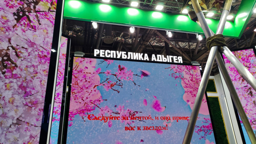 Видеопанели стенда Республики Адыгея с природными пейзажами