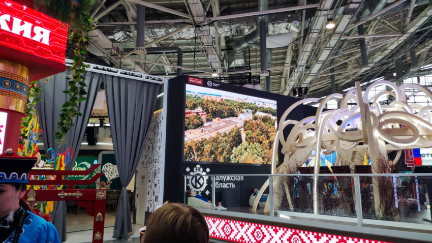 Экспозиция Калужской области с мультимедийным экраном на выставке в павильоне №75 ВДНХ