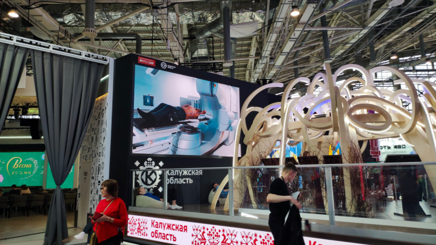 Мультимедийный стенд Калужской области с демонстрацией медоборудования на выставке ВДНХ