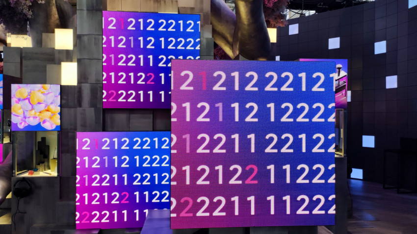 Крупные LED-панели с цифровыми последовательностями в составе выставочной инсталляции