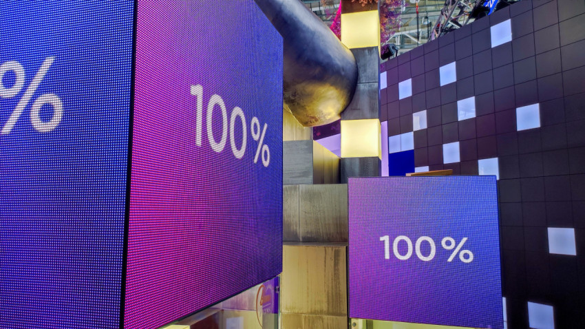 Светодиодные экраны с процентными показателями на выставочном стенде