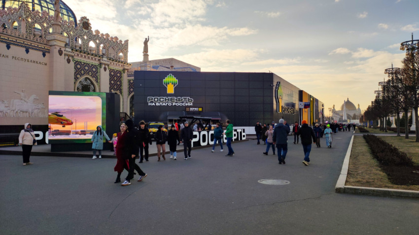 Павильон «Роснефть» на выставке «Россия» рядом с павильоном «Казахстан»