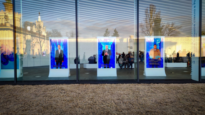 Интерактивные панели в витринной галерее павильона «АТОМ» на ВДНХ