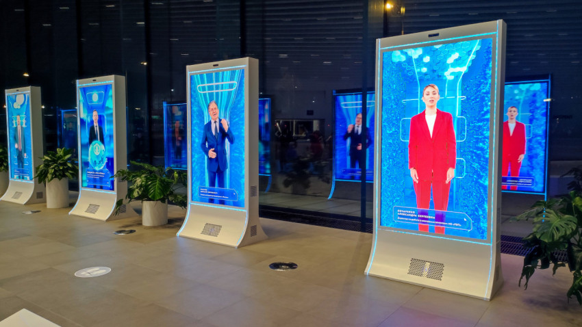 Вертикальные мультимедийные панели с видеопрезентациями в зале павильона «АТОМ»