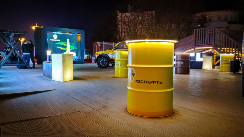 Уличная экспозиция с промышленными бочками и автомобилем на площадке ВДНХ