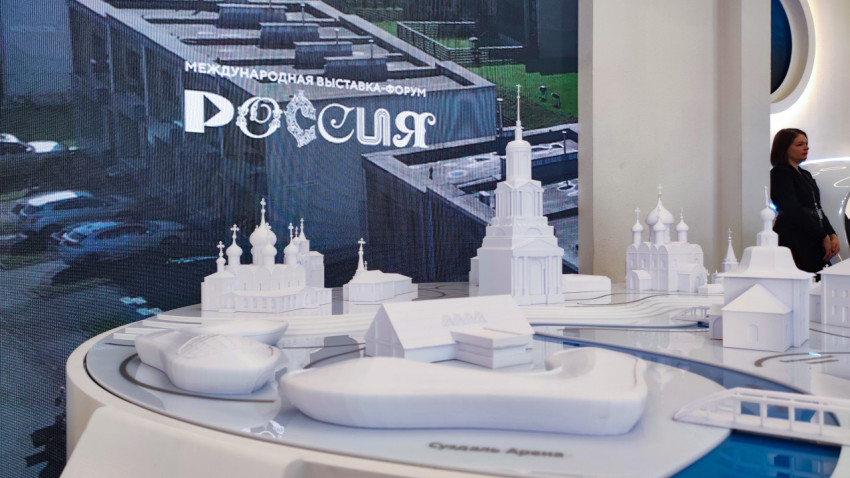 Макет храмов Суздаля на фоне экрана выставки «Россия»