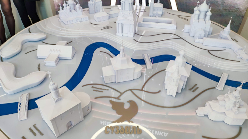 Архитектурный макет Суздаля с миниатюрными храмами