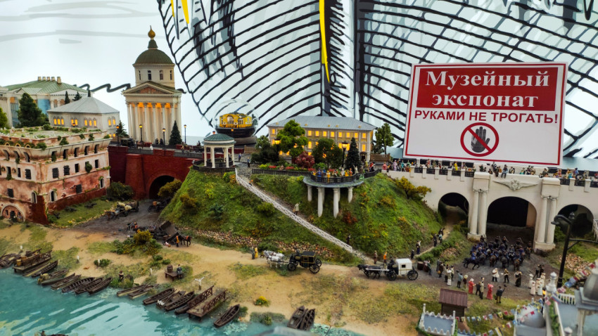 Макет городской набережной с храмом и историческими постройками на выставке «Россия»