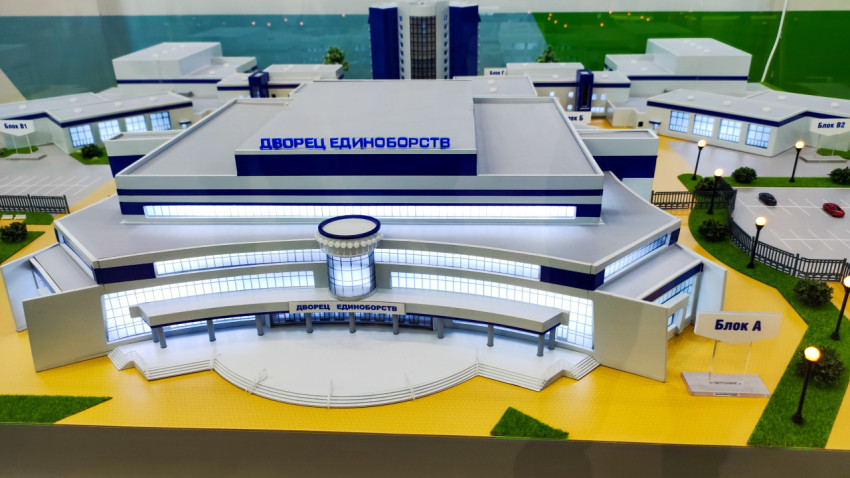 Центральный фасад макета Дворца единоборств в Брянске