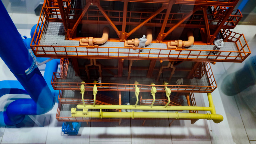 Фрагмент макета технологической конструкции с коммуникациями