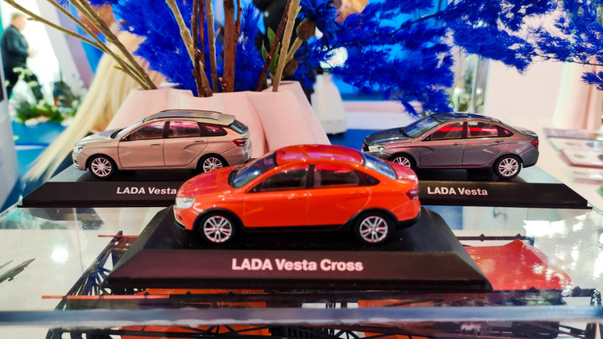 Миниатюрные модели автомобилей LADA Vesta на выставочном стенде