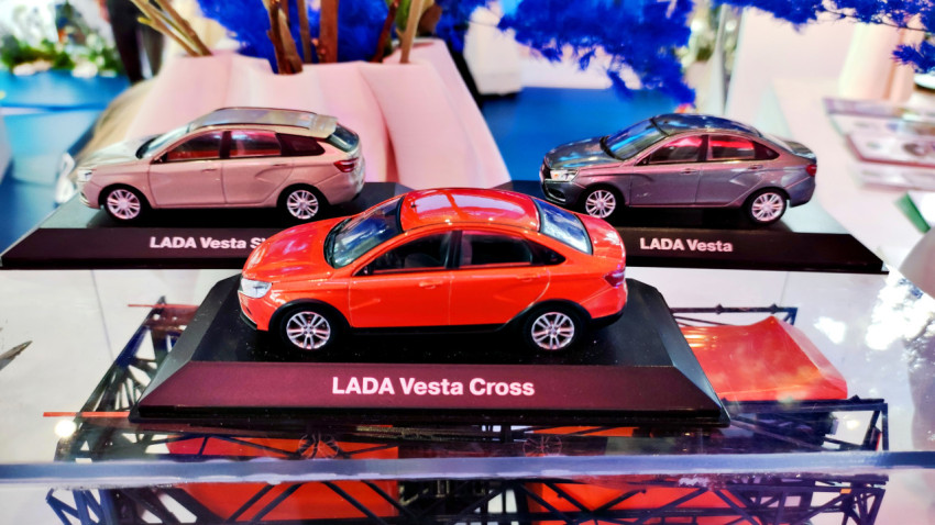 Модели автомобилей LADA Vesta и LADA Vesta Cross на подиуме