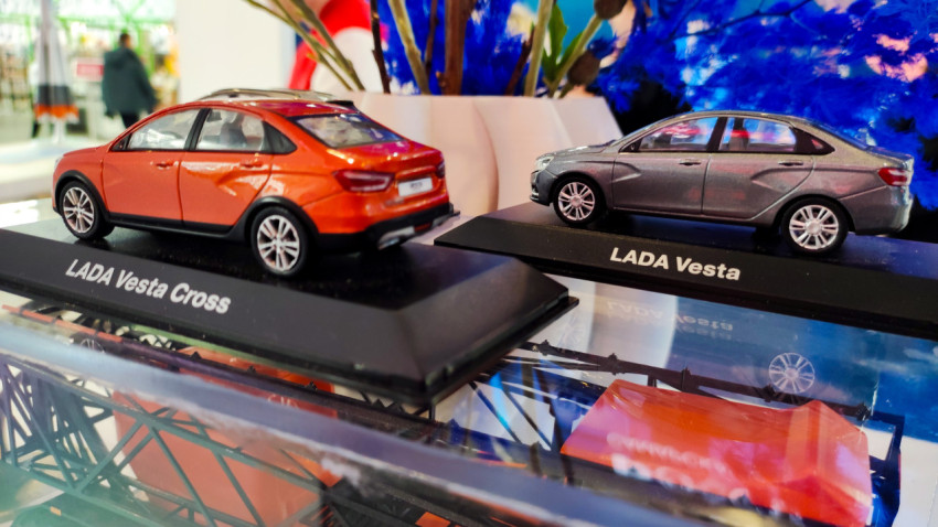 Макеты автомобилей LADA Vesta на стеклянной витрине