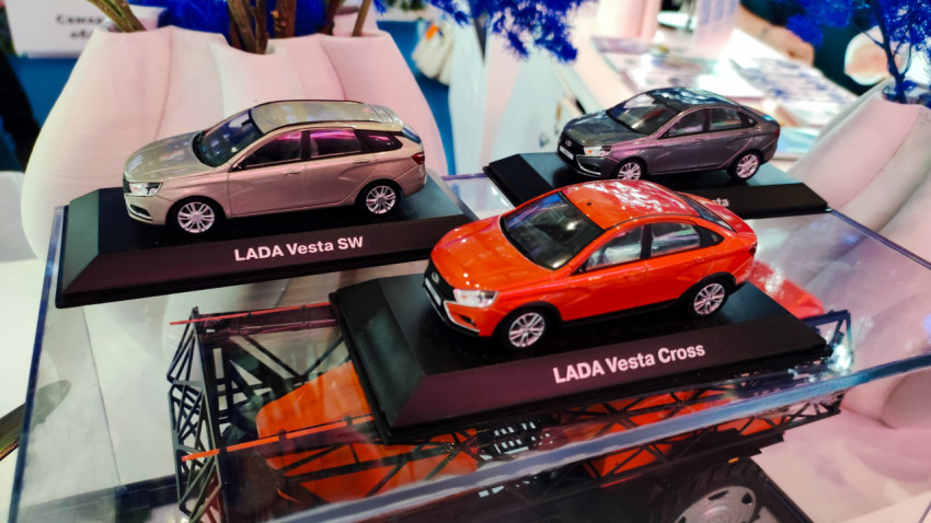 Миниатюрные автомобили LADA Vesta SW и Vesta Cross на подставках