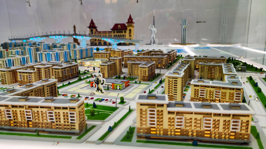 Макет городской застройки с архитектурными объектами на выставке в павильоне №75