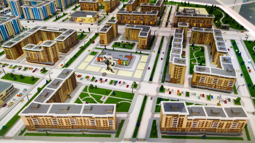 Панорамный макет жилых кварталов с талисманом «Мишка»