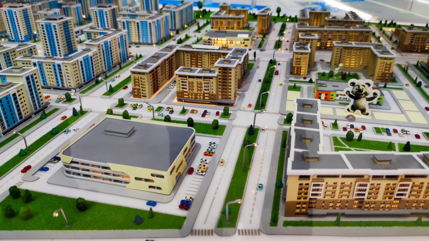 Многоэтажная застройка в архитектурном макете на выставке в павильоне №75