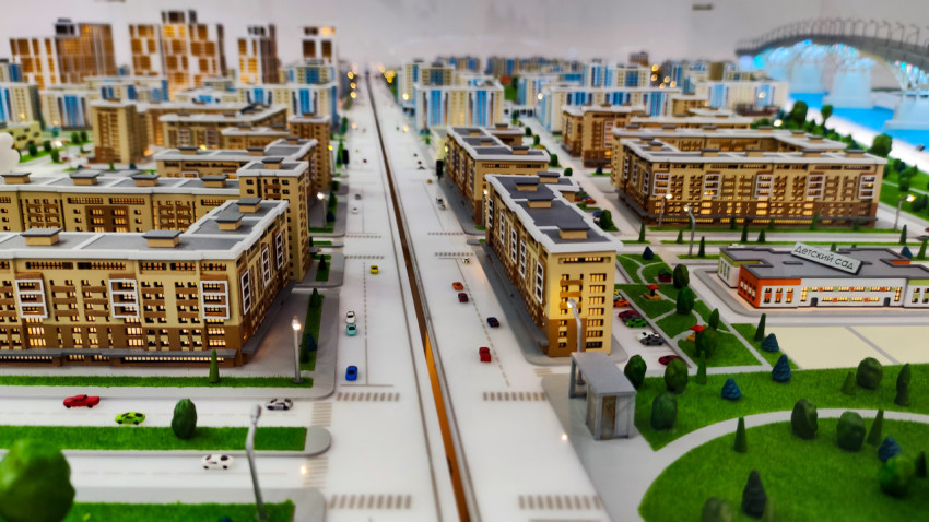 Градостроительный макет с центральной транспортной осью и жилыми кварталами