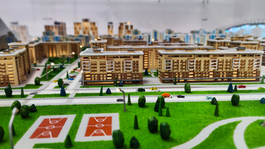Макет жилых домов и спортивных площадок в городской застройке