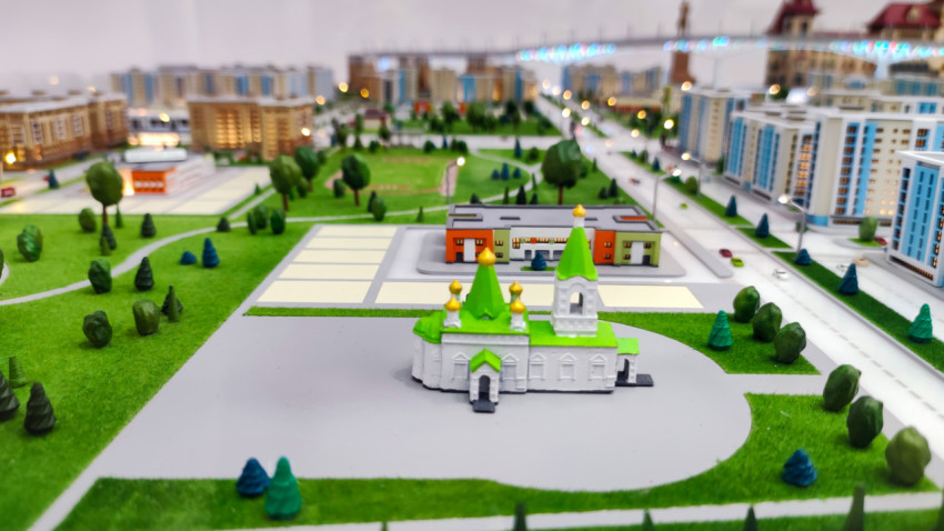 Макет городской территории с миниатюрной церковью и жилой застройкой