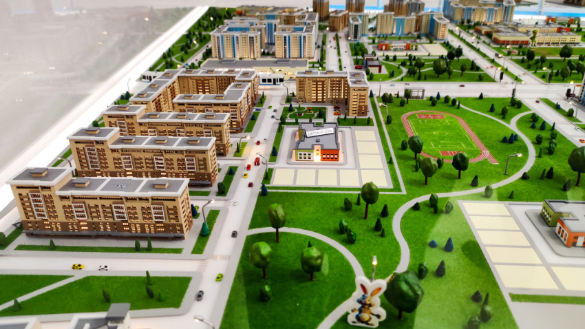 Макет городского микрорайона со спортивной площадкой и жилыми домами