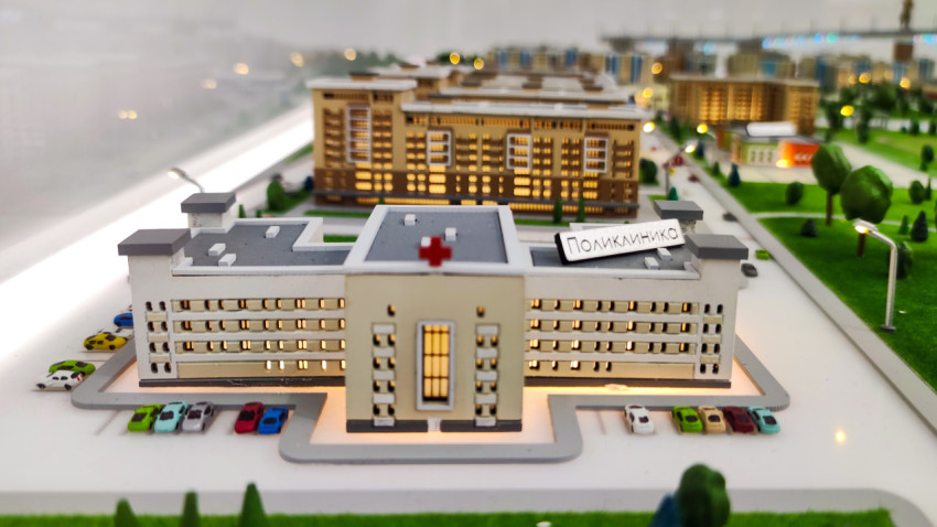 Макет городской поликлиники с парковкой и жилыми домами
