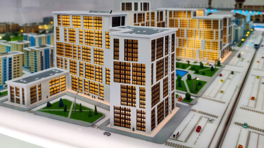 Макет делового квартала с высотными зданиями и благоустроенной территорией