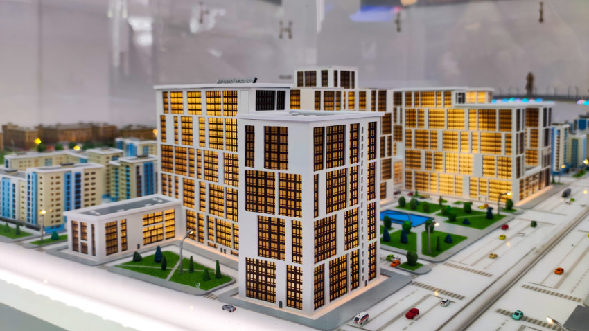 Макет современного офисного комплекса с парковой зоной