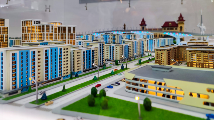 Макет городской застройки с жилыми домами и многоуровневым паркингом