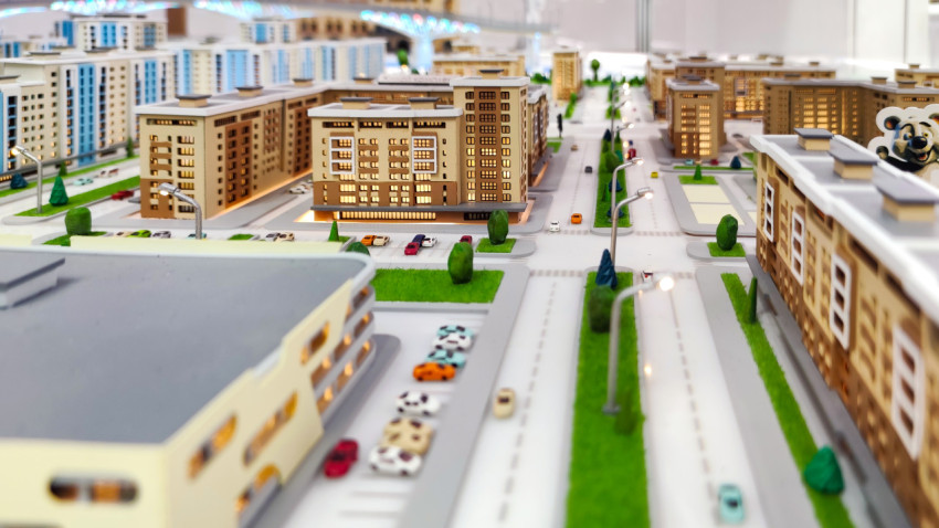 Макет жилого квартала с многоэтажными домами вдоль широкой магистрали
