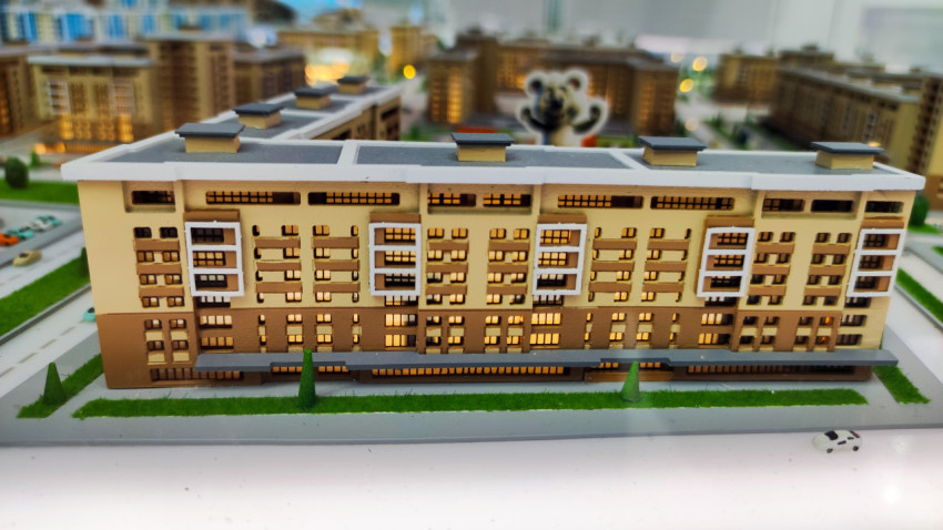 Макет крупного жилого корпуса с внутренним двором