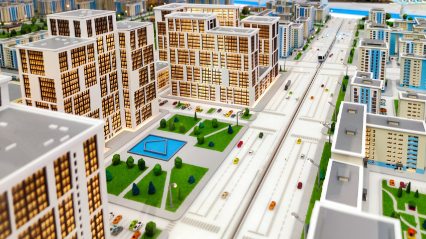 Офисные здания и общественное пространство на макете городского центра