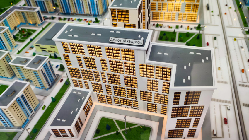 Высотный офисный комплекс и жилые кварталы на демонстрационном макете