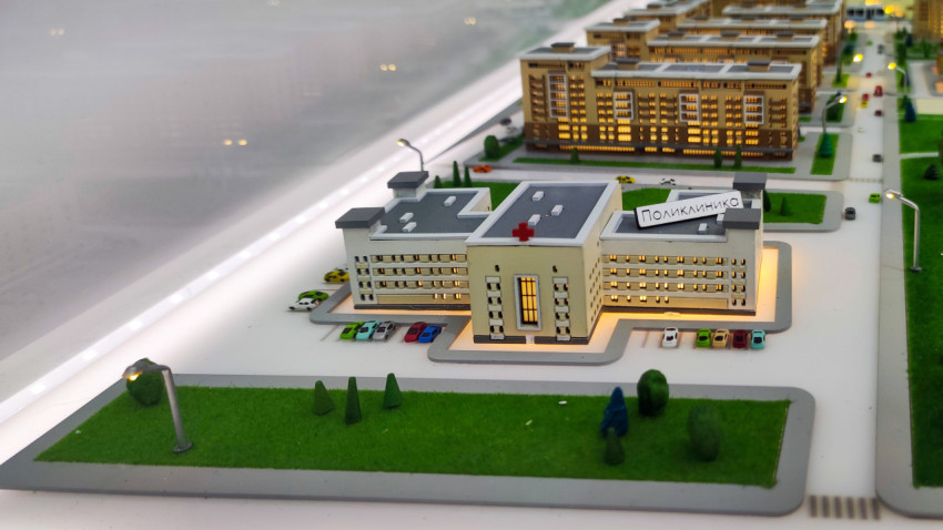 Макет медицинского учреждения с прилегающей территорией